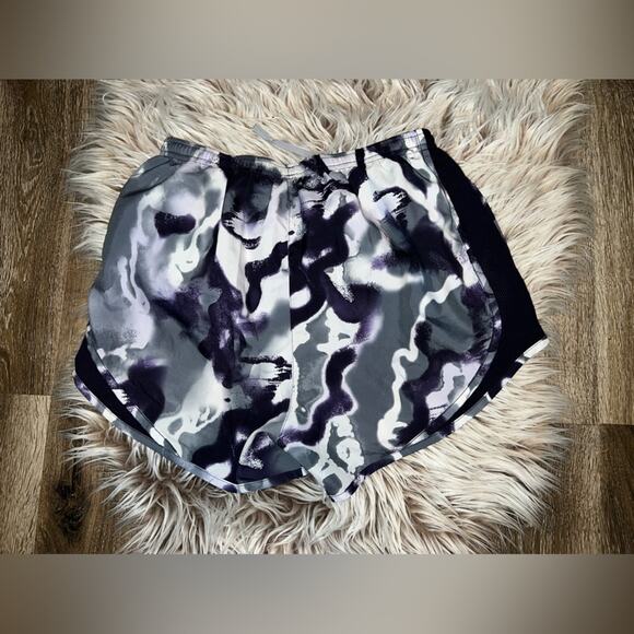 Nike running shorts with lining and draw string - Picture 2 of 6